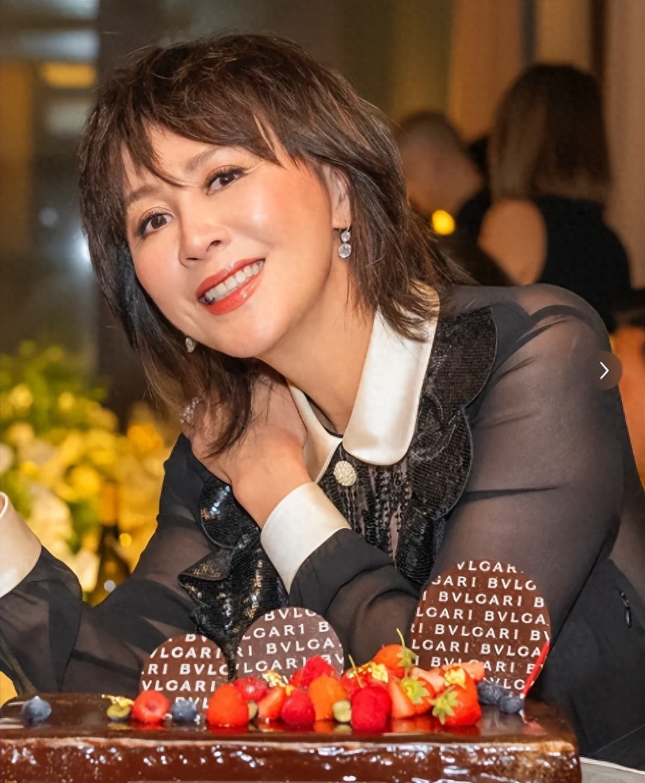 刘嘉玲庆祝60岁大寿,穿深V裙身材依旧火辣,香港名流上门送祝福