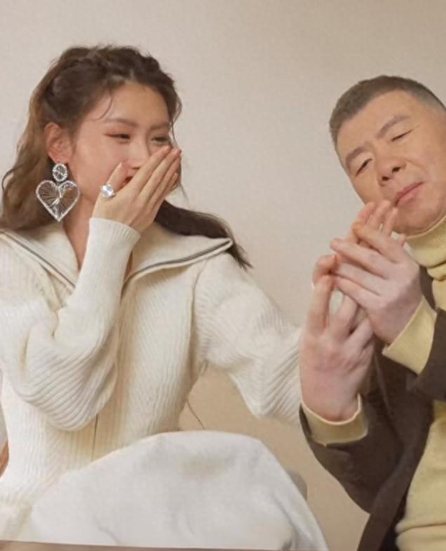 冯小刚一家晒除夕照!徐帆忙着炒菜包水饺,女儿穿新中式旗袍超美