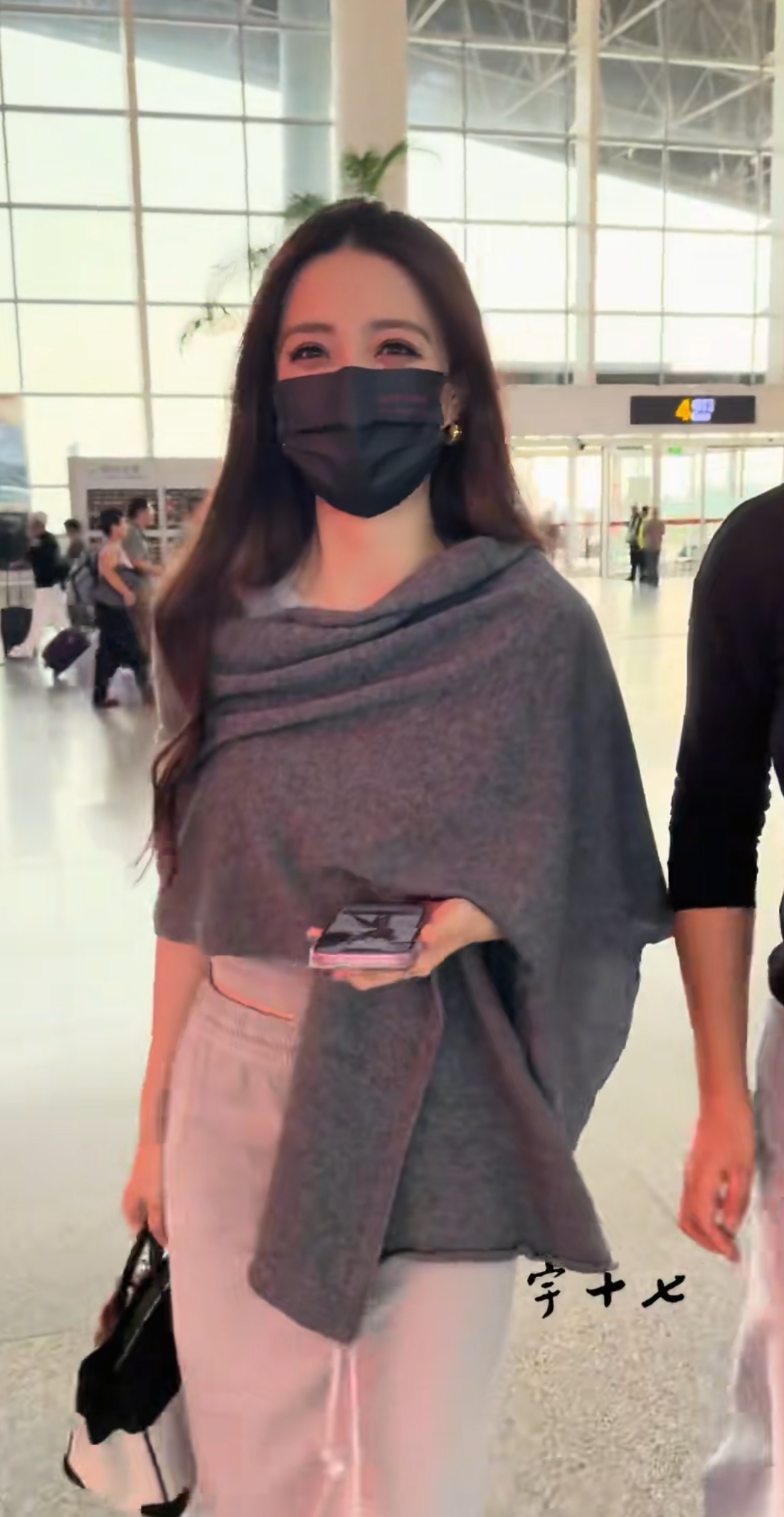 徐璐机场被偶遇,脸上敷着面膜好搞笑呀,本人看上去又白又瘦的!