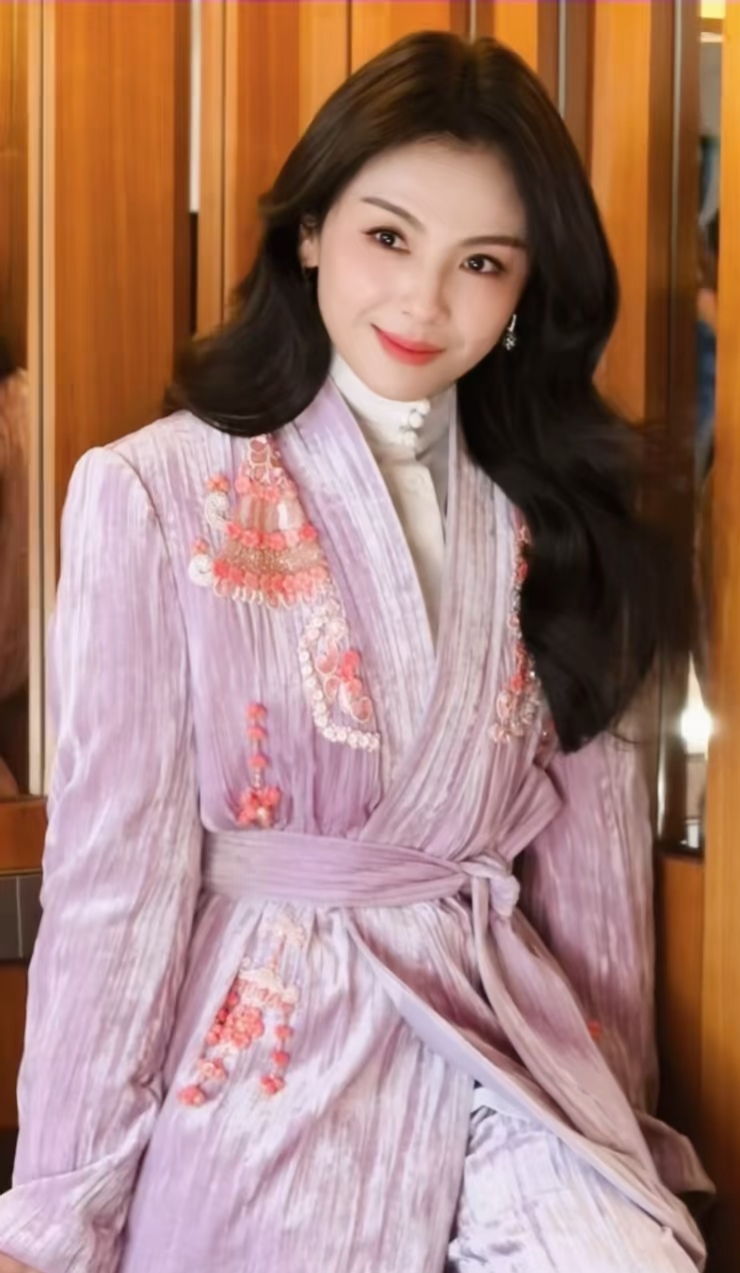 刘涛穿淡紫色新中式套装配微卷长发，美得好耀眼