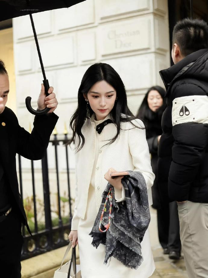 周也王玉雯Dior秀场亲密同框，两人看秀穿搭成热议焦点！