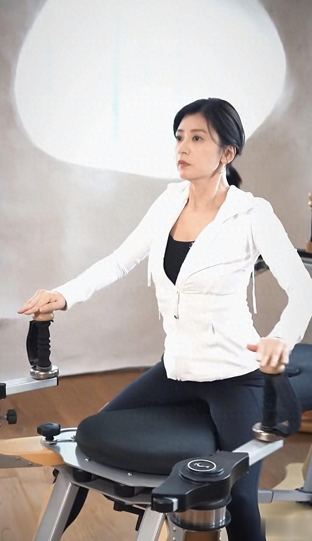 贾静雯一身利落运动装，健身练瑜伽