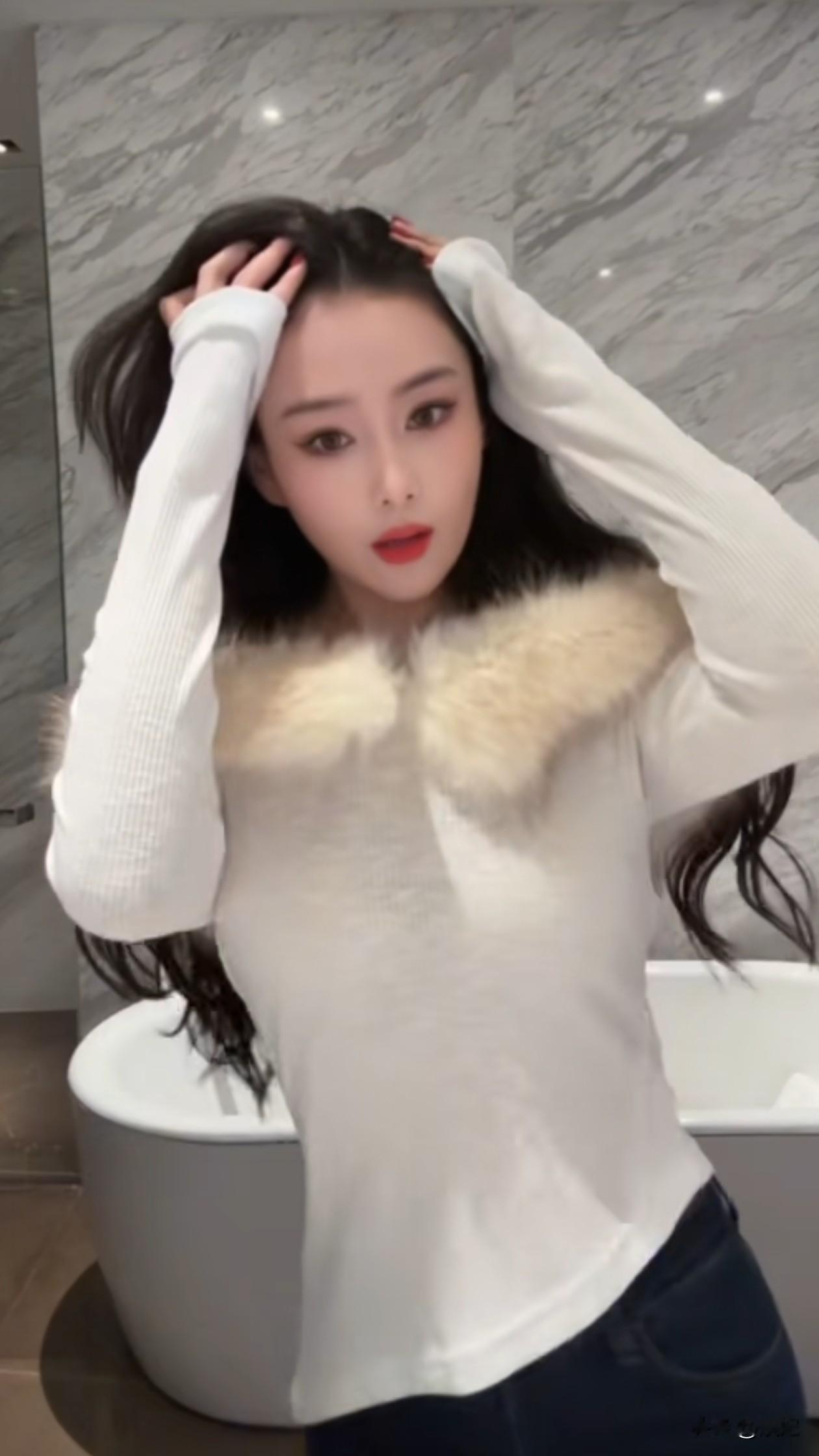 38岁张馨予最新穿搭：微卷发+一字肩打底衫，大气明媚 何捷好福气