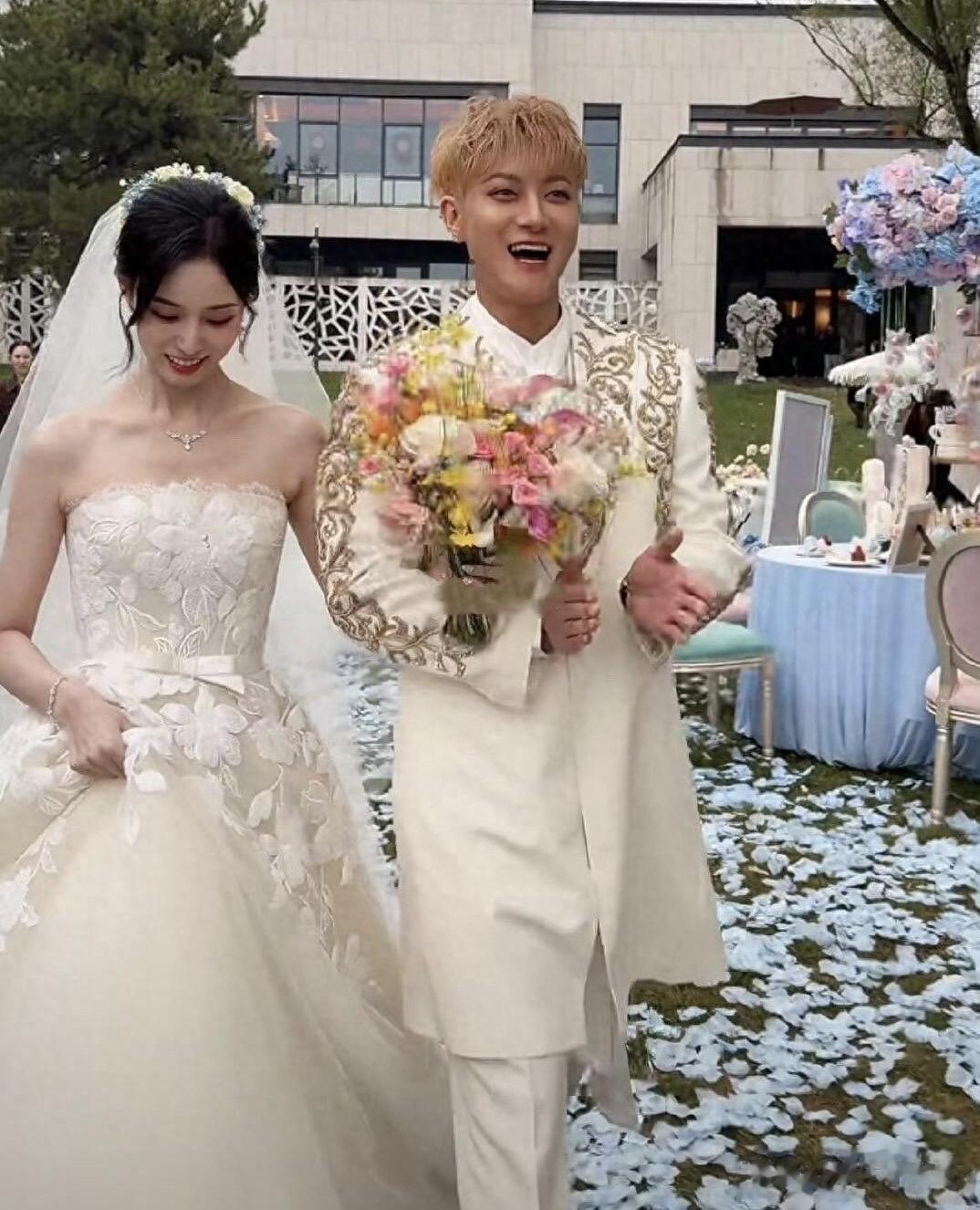 黄子韬徐艺洋大婚,姜潮抢到西蓝花手捧花,希望新人可以早生贵子