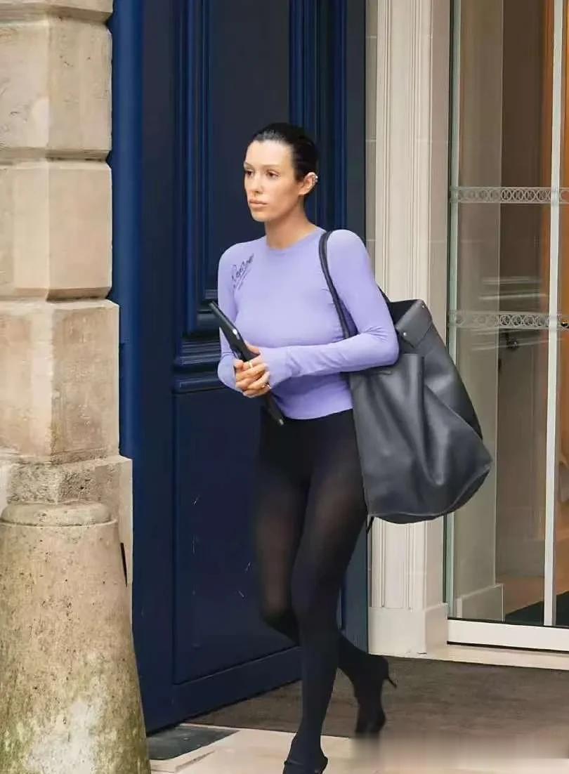 侃爷老婆,可算是穿的那么正常一点点了