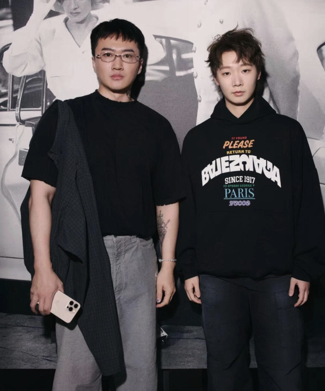 王曼昱到底算不算美女？看她和张小斐站在一起，结果一目了然！