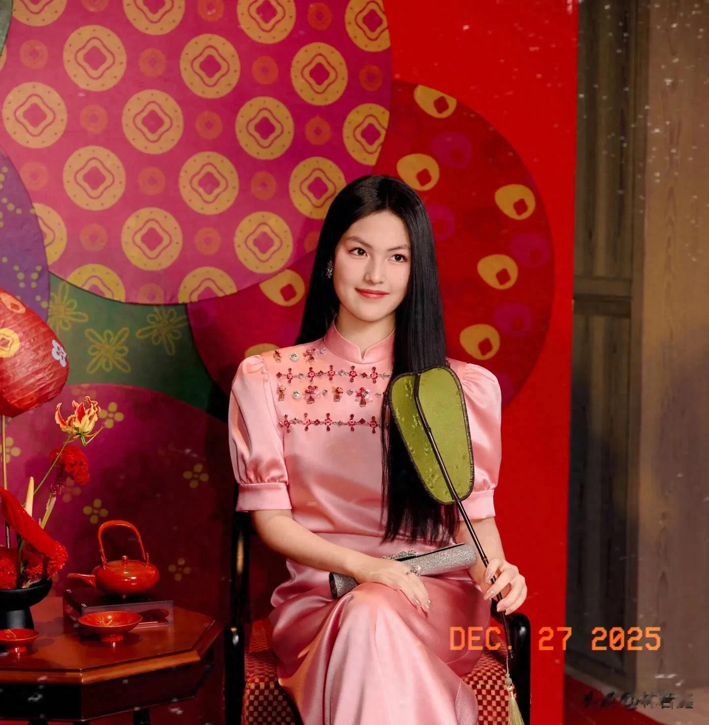 李湘带王诗龄出席活动，王诗龄与何超莲同框，落落大方，稳居C位