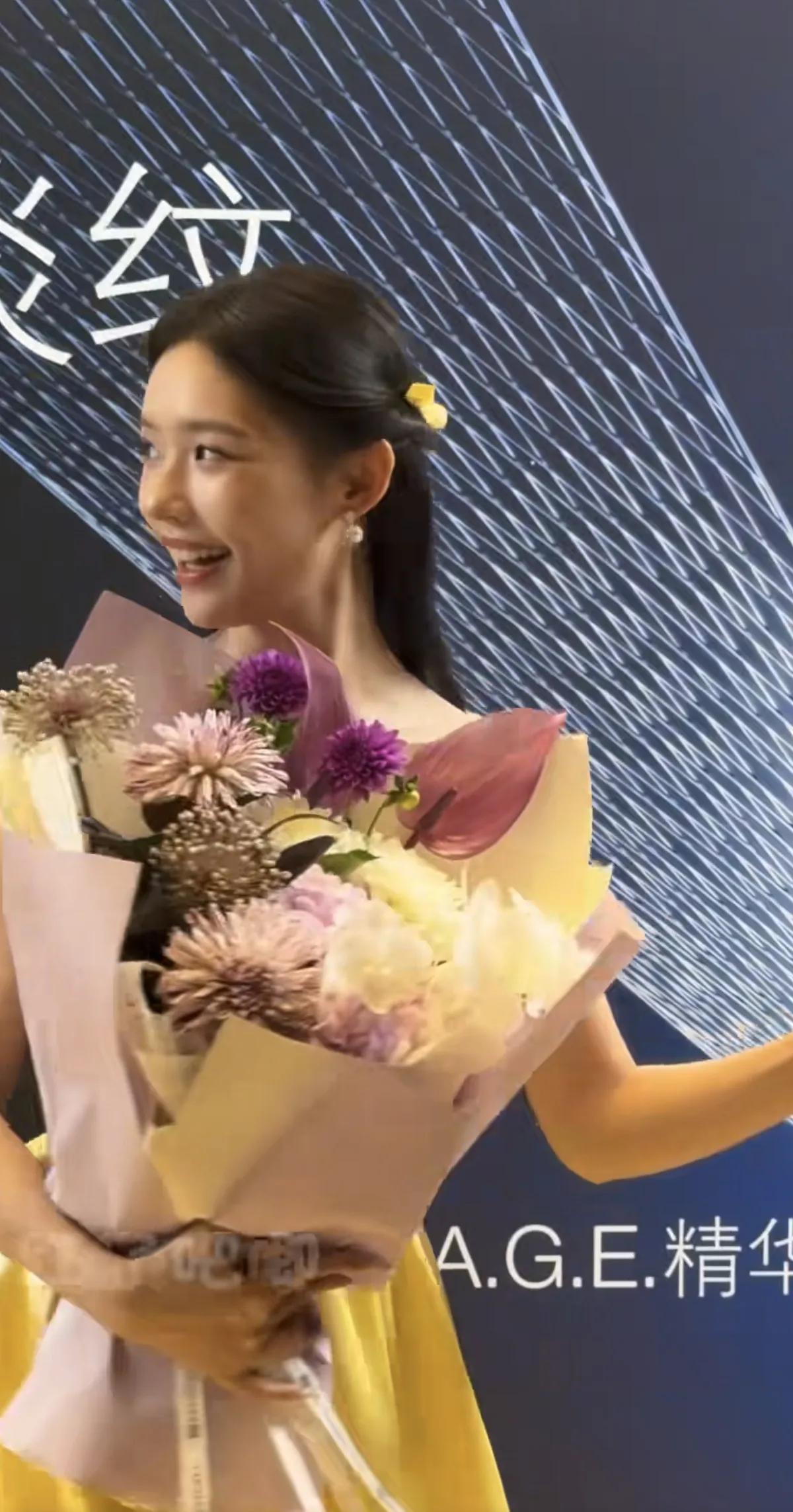 林允现身某活动，穿黄色长裙本人好漂亮，白到发光的存在状态超好