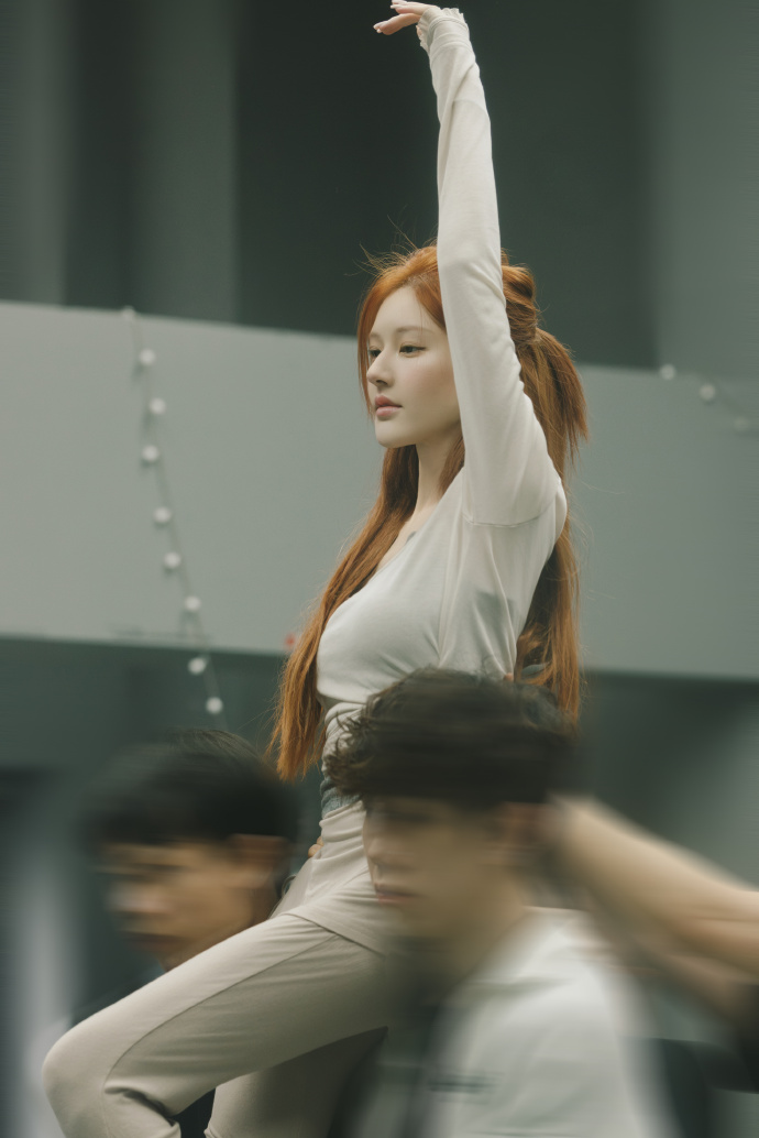 赵露思舞蹈室训练美照，努力向上的大女孩，真棒