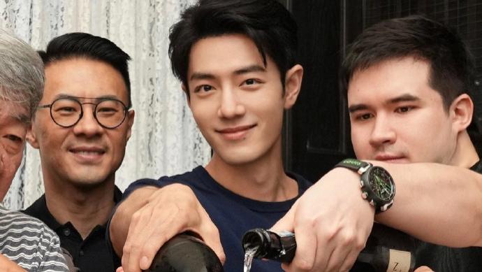 肖战参加《藏海传》庆功宴，在导演郑晓龙头顶比耶