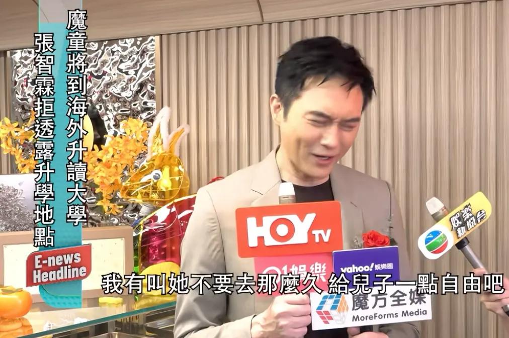 袁咏仪儿子晒怼脸自拍照,18岁魔童神似爸爸张智霖,浓眉大眼好帅