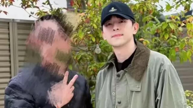 33岁邓伦被偶遇出行，独自开车拿东西，此前被曝结婚开启新生活