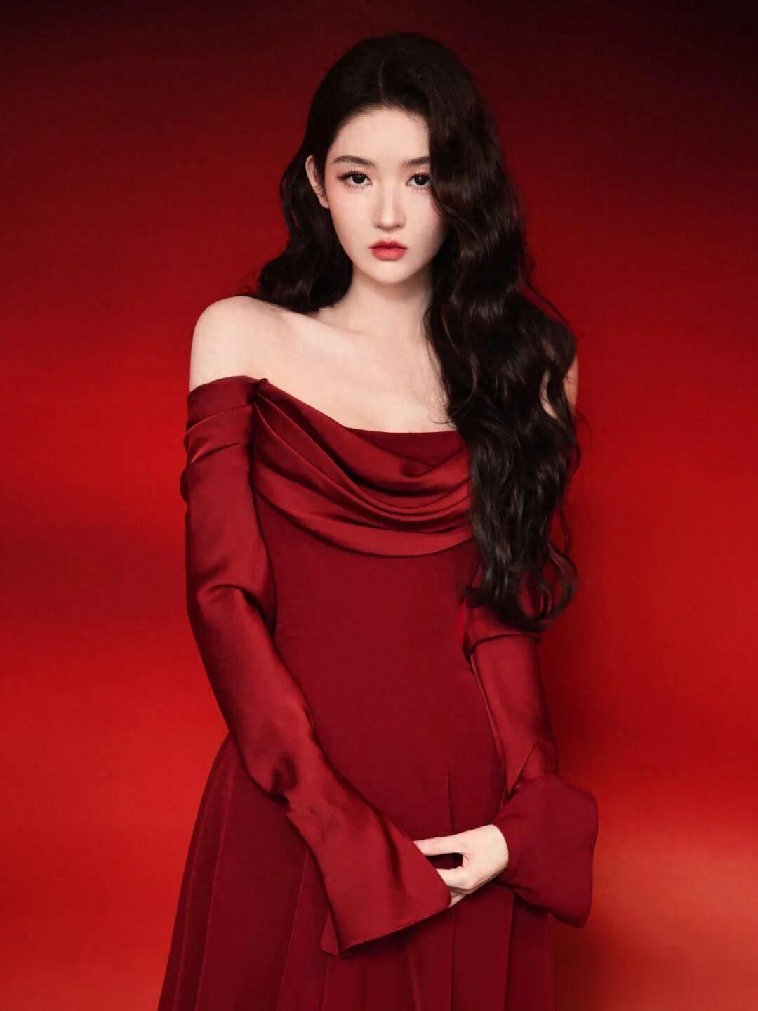 王玉雯红裙写真，美得浓烈又高级