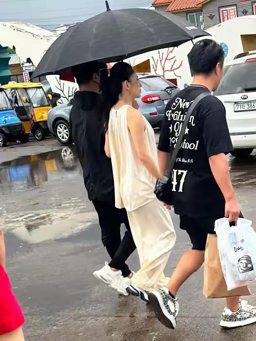 章子怡带俩孩子现身日本！10岁醒醒打扮很女团范儿，去追星宋雨琦