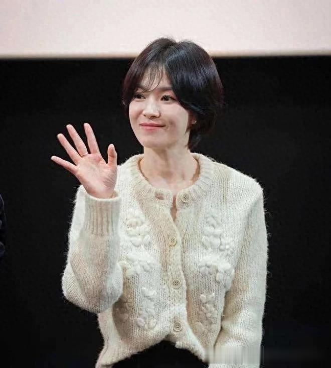 43岁宋慧乔剪了短发大变样！米色毛衣配半身裙，高级又洋气！