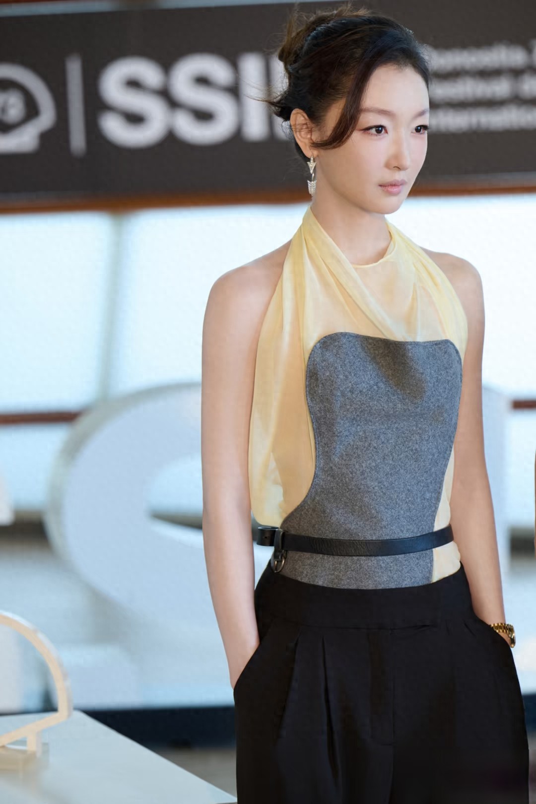 周冬雨电影节造型，拼接挂脖上衣搭黑色阔腿裤，美出新高度