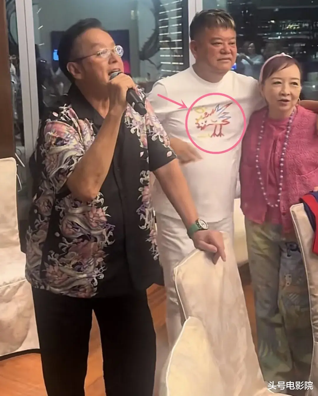 75岁谭咏麟私下视频流出,信息量大!陈百祥左拥右抱,衣服引热议