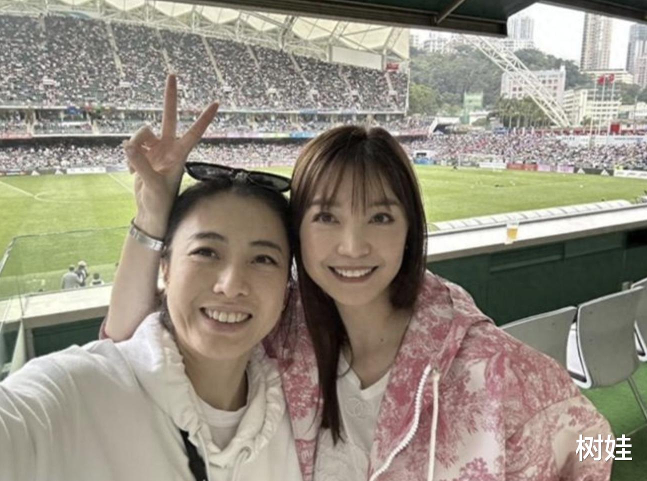 甘比带女儿看球赛，16岁刘秀桦打扮成熟像成人，林建岳女友也在场