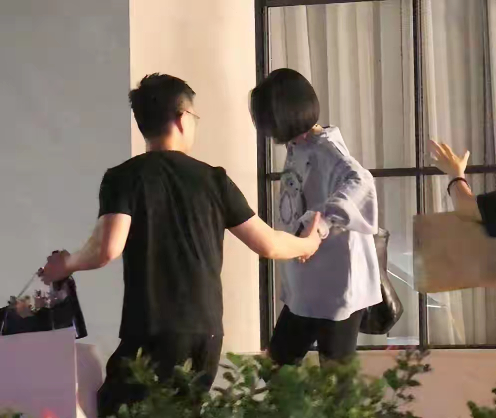 获奖之后，小S和周围人关系变化很大，许徐两家聚餐，没提及二汪