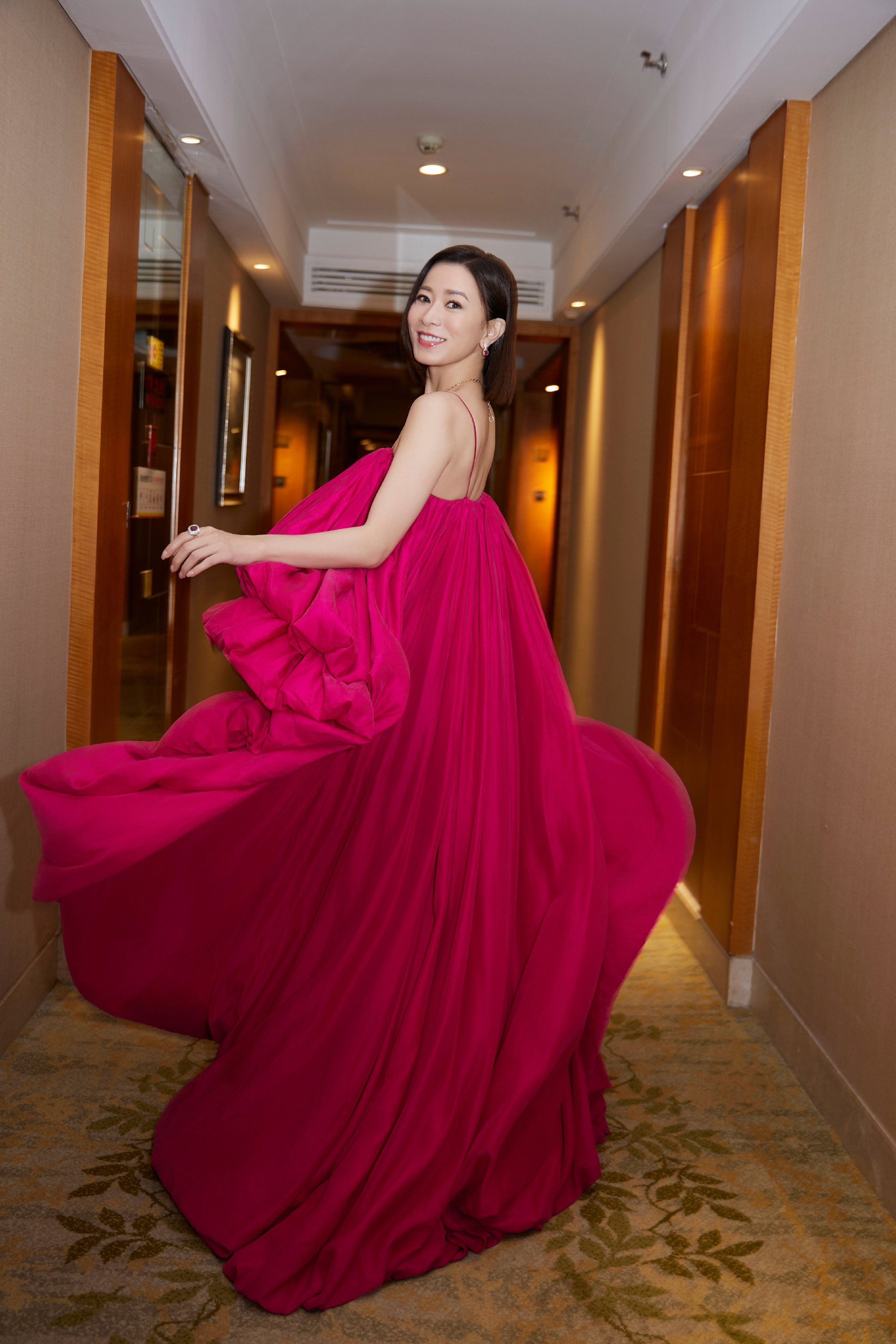 新闻女王佘诗曼靓靓新造型