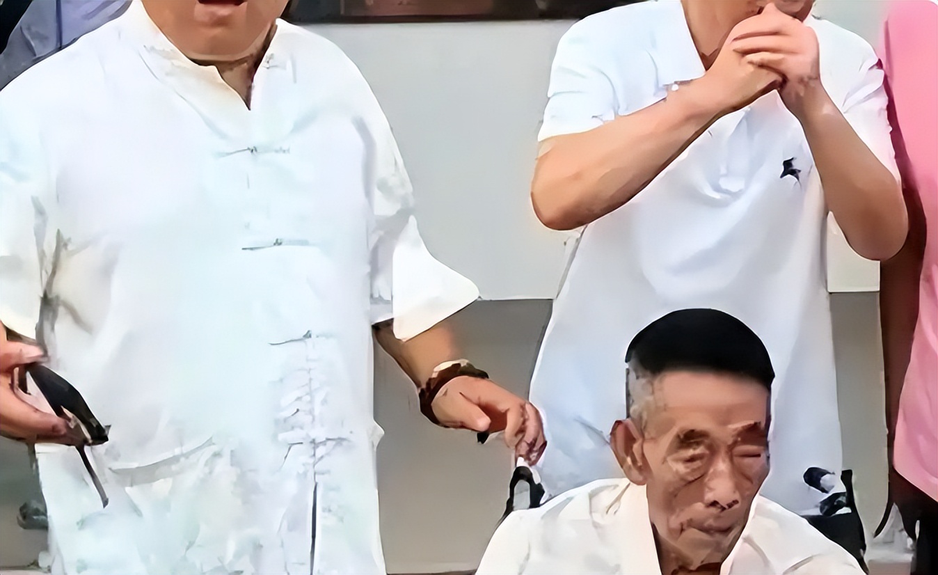 63岁杨议现状：父亲去世，正宫和外室同住，靠直播骂郭德纲苟活