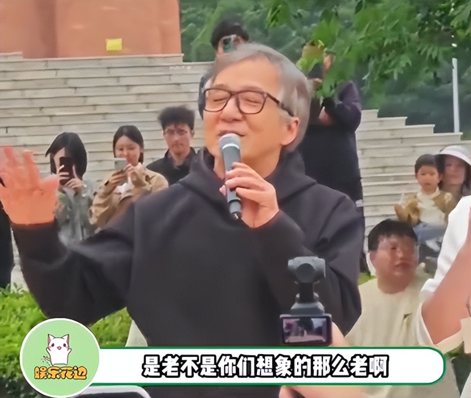 成龙被传“去世”后首次露面，深夜牵狗买面包，步伐稳健状态不错