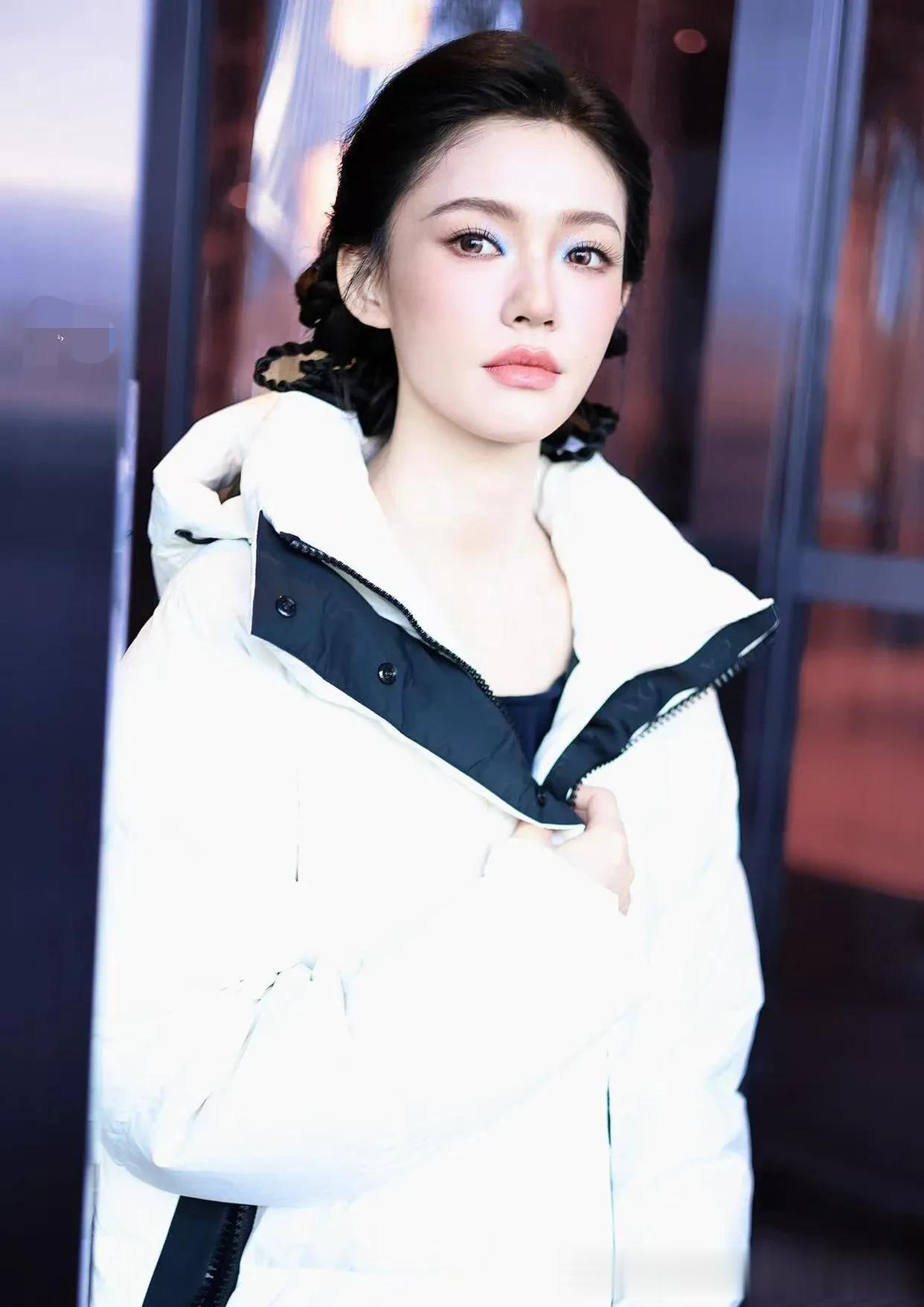 林允私服造型真简约！穿白色羽绒服+灰色休闲裤，时髦保暖又舒适