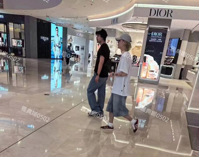 青岛偶遇鹿晗，本人个子不高身材比例很虐55分，难怪关晓彤要分手