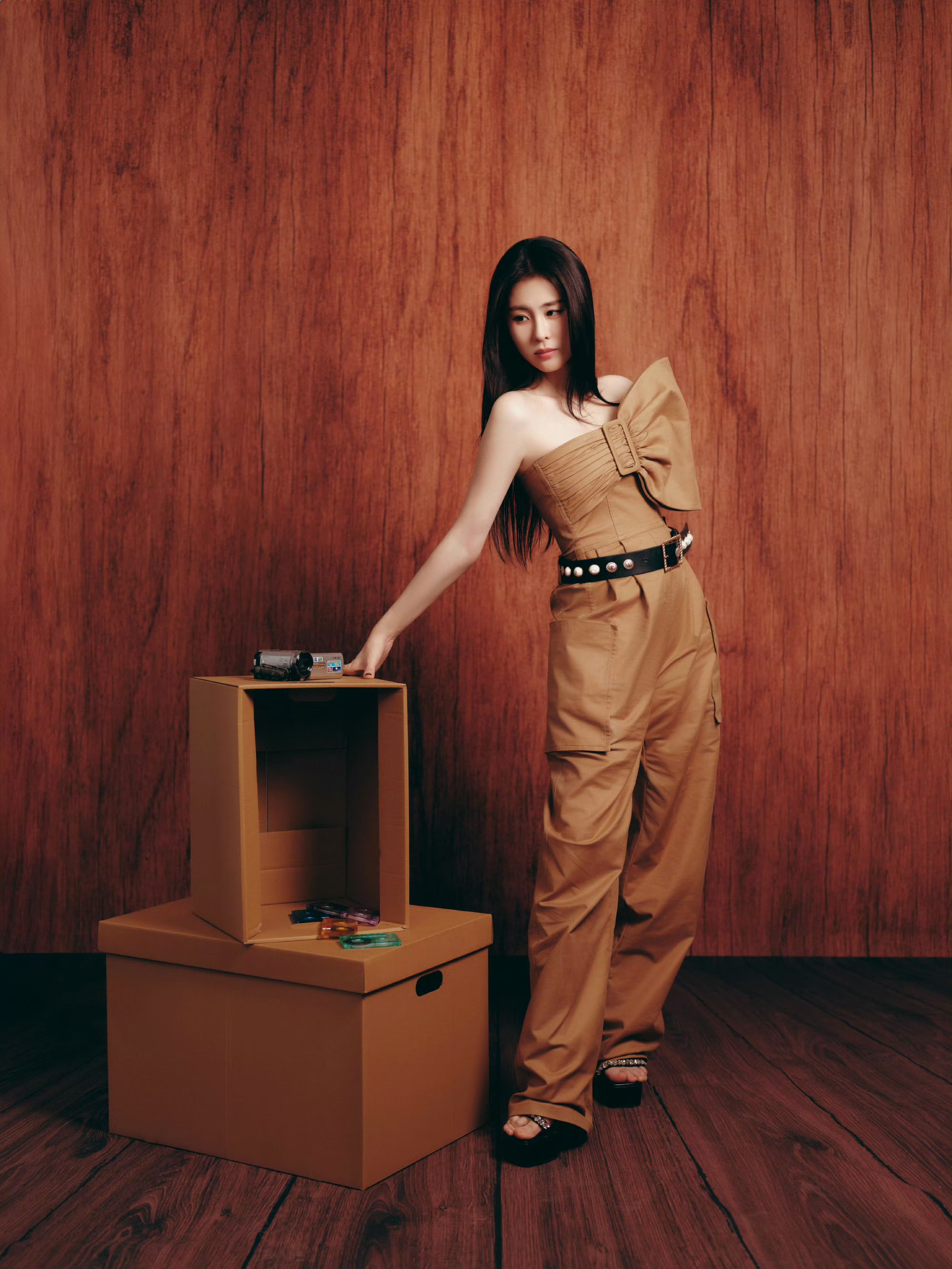 张碧晨卡其色工装与复古磁带里的新质感