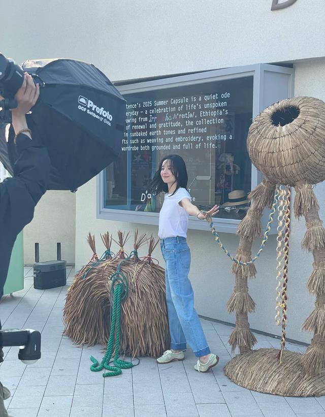董洁现身河北，为新店卖力招揽做宣传，不笑时嘴角下垂表情好恐怖