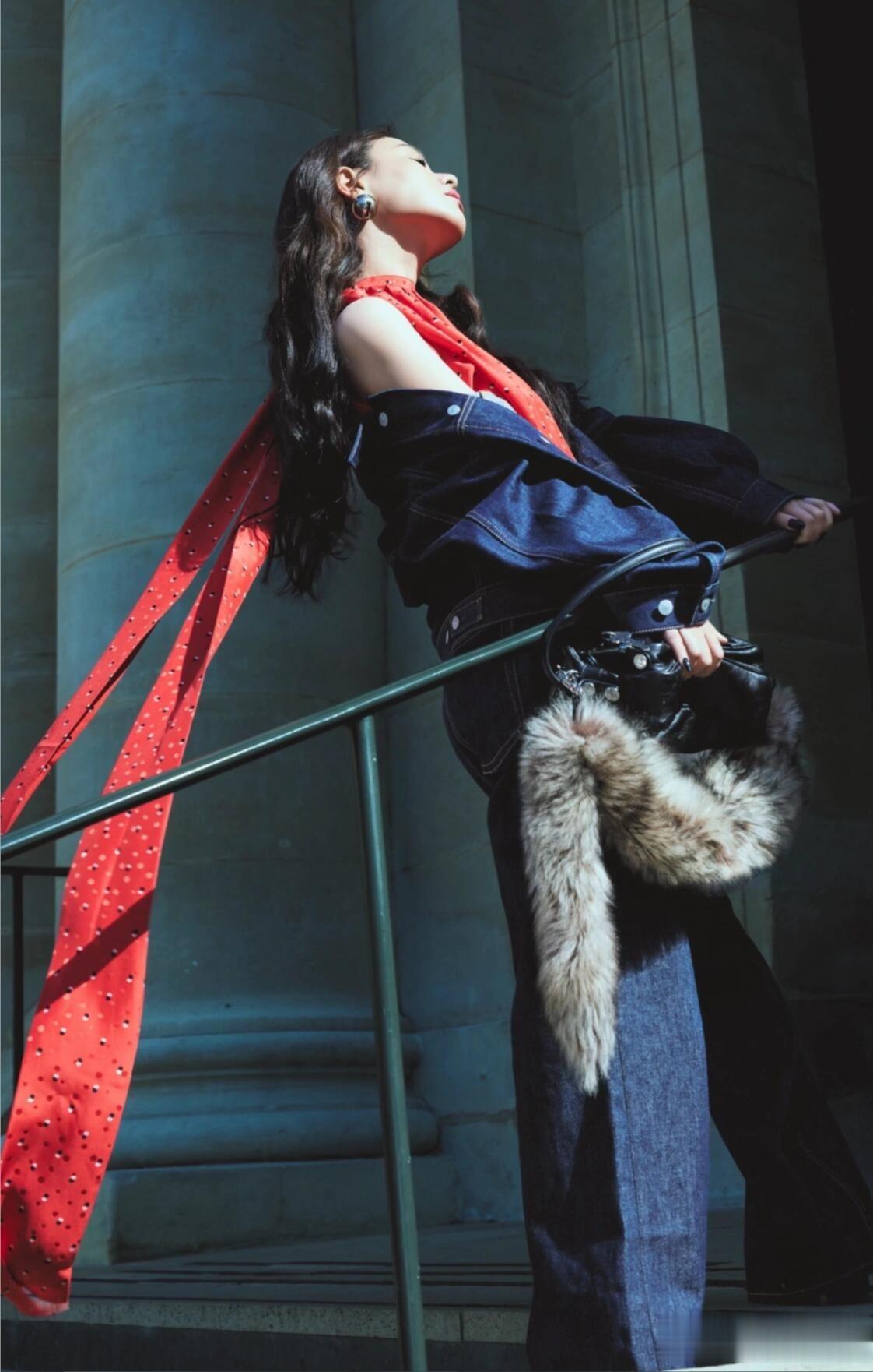 马思纯亮相巴黎看秀，穿牛仔外套配红衣，姐最近状态简直好到爆