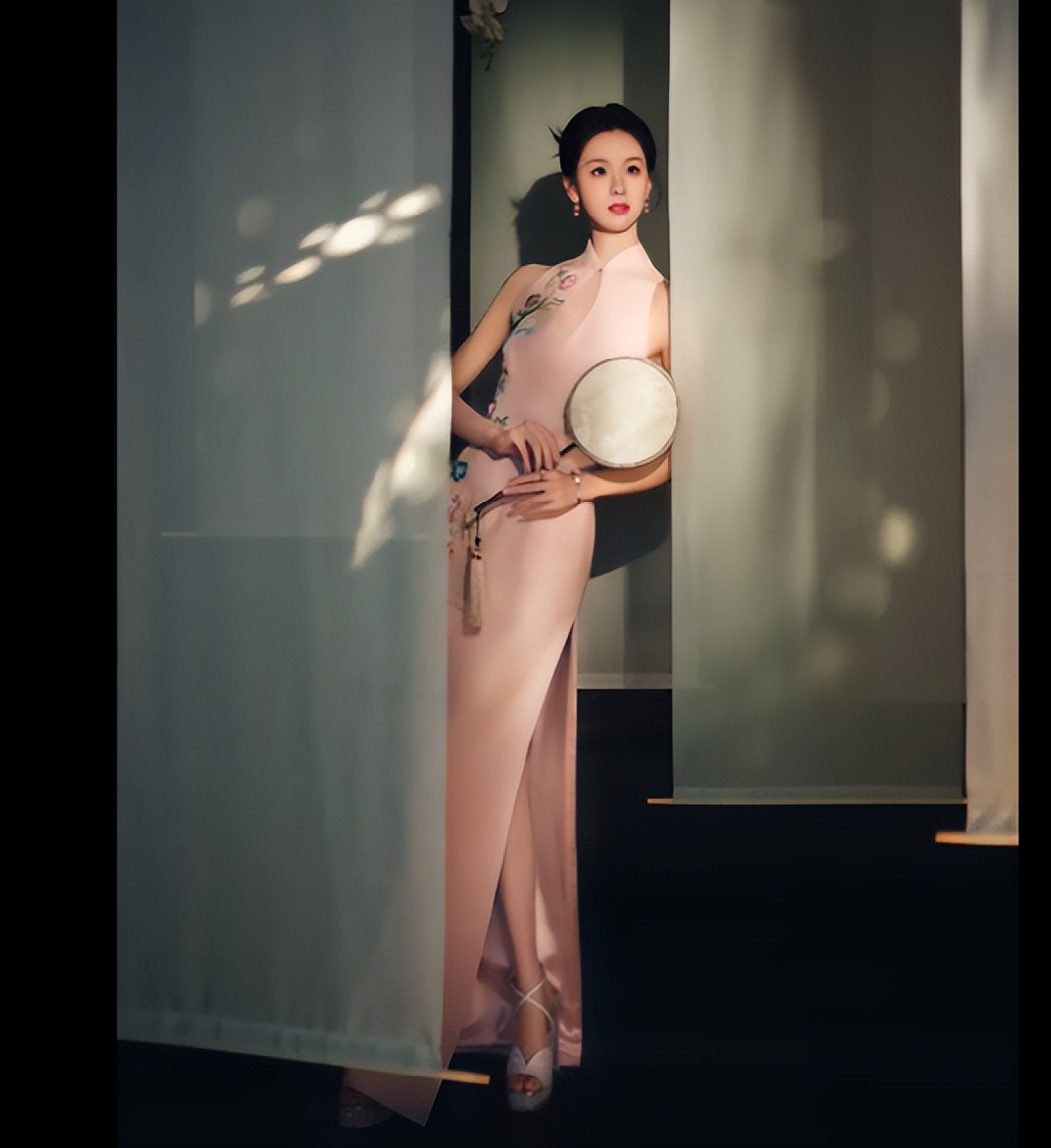 陈都灵粉色刺绣旗袍,颜值和身材在线,变身古典美人!