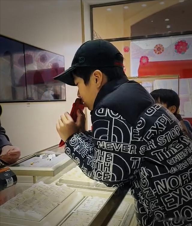 原来她就是陈楚生的妻子，怪不得41岁能逆风翻盘，娶个贤妻旺三代