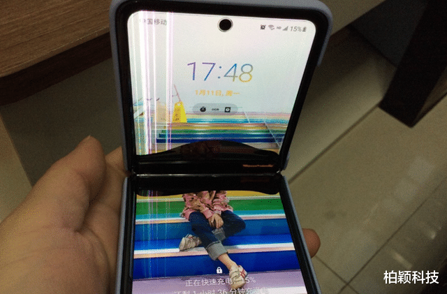 折叠屏手机不再高高在上，已沦为千元机，噱头搞不下去了