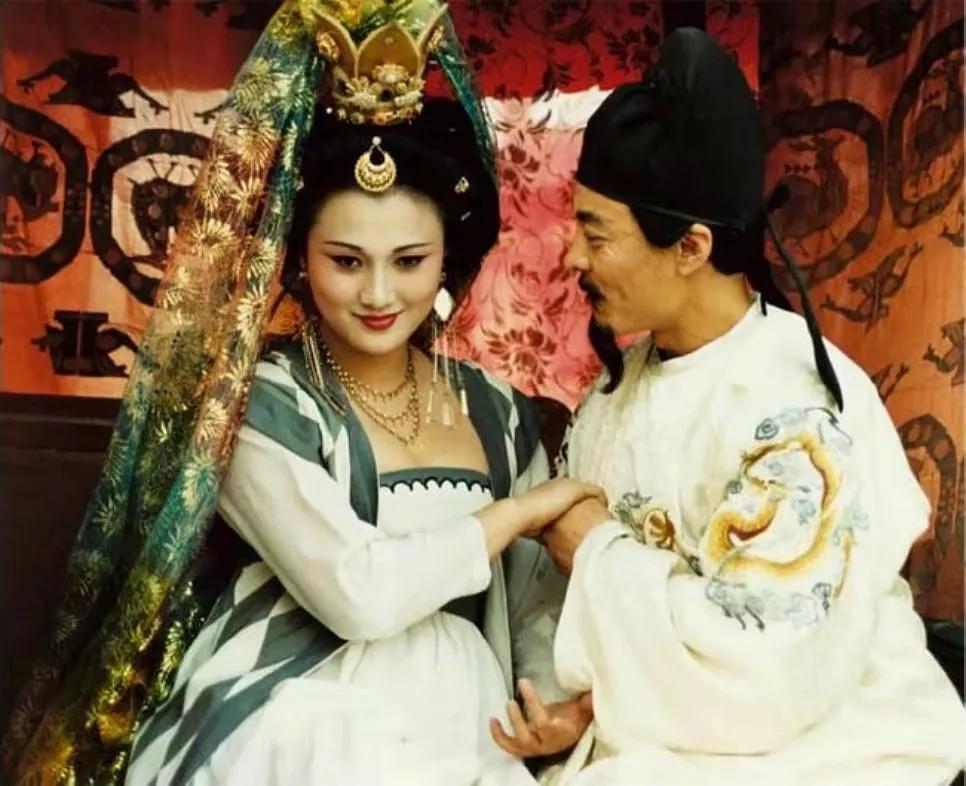 60岁林芳兵现状:住北京豪宅,身材苗条像少女,28岁儿子是她骄傲