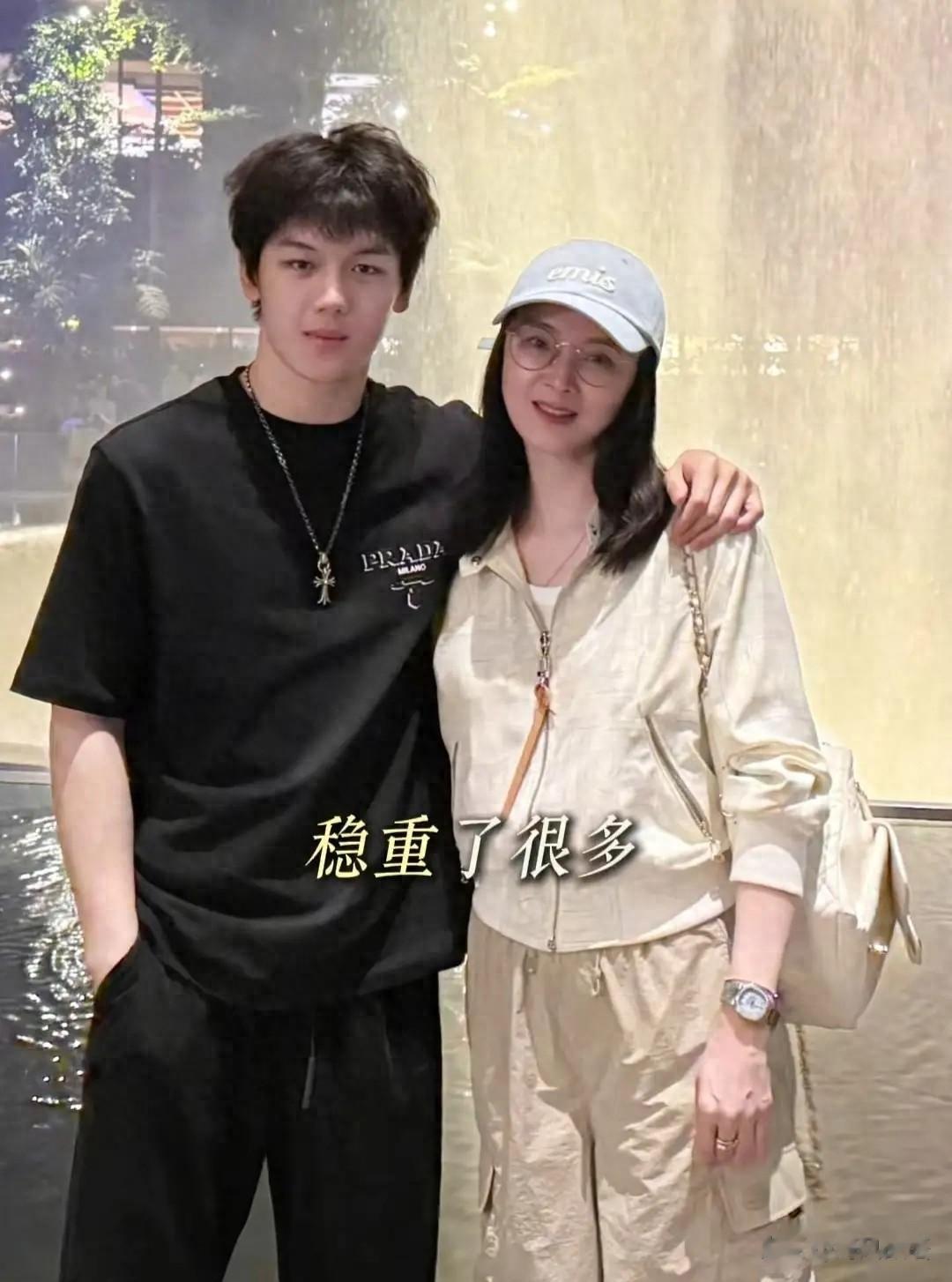 王艳儿子球球褪去婴儿肥,身高超妈半头,帅成娱乐圈星二代天花板