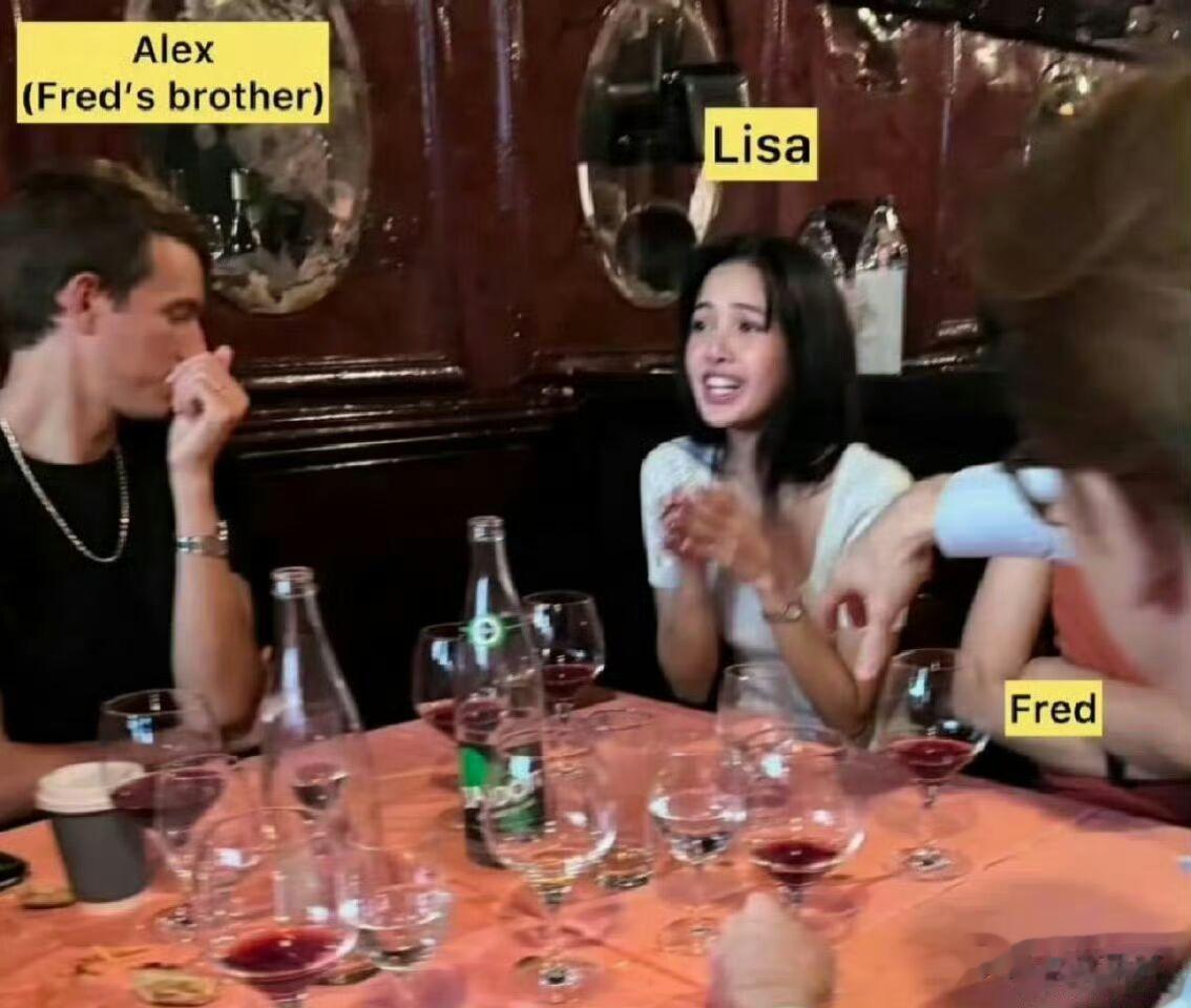 Lisa在公共场合向三公子撒娇，三公子则宠溺地摸她的头，粉丝破防