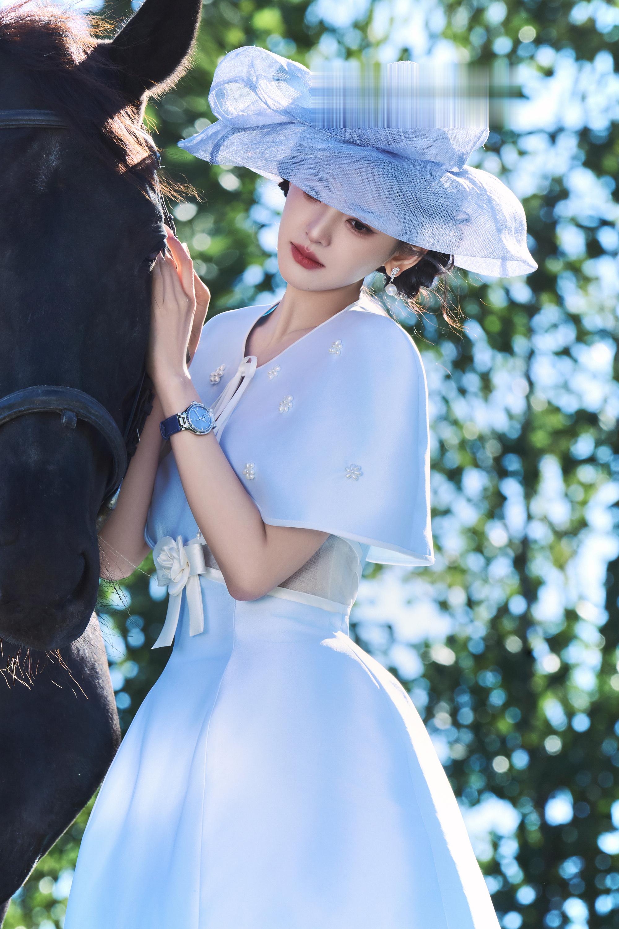 章若楠蓝裙马术大师，是自带柔光的公主殿下