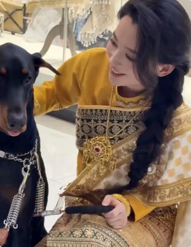 被汪峰新女友惊艳到了，身材苗条颜值吸睛，但这生图差距也太大了