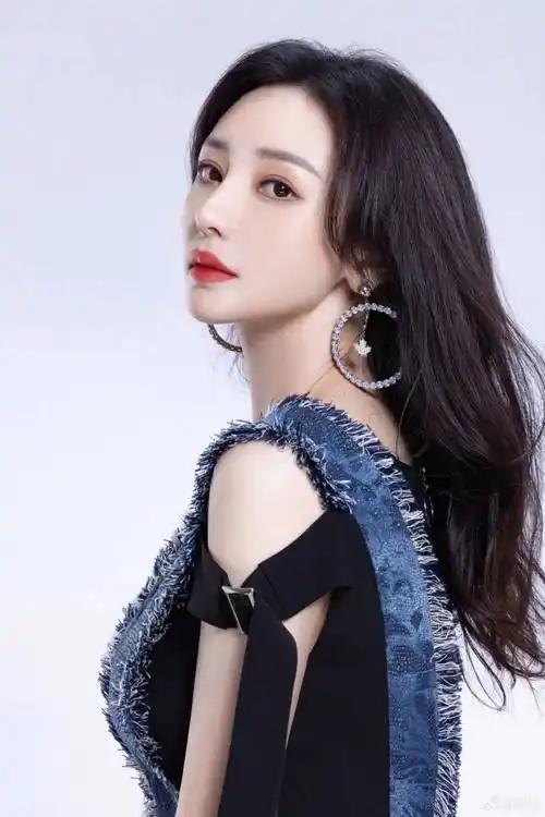 柳岩：她最近在忙什么&16种颜色的柳岩