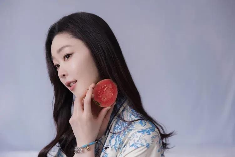 35岁的宋轶发文否认整容，外形改变只是因为换了化妆师，她好真实