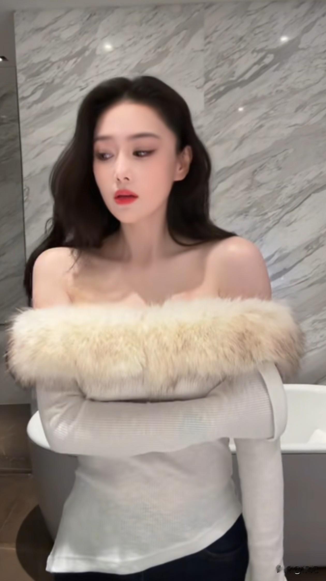 38岁张馨予最新穿搭：微卷发+一字肩打底衫，大气明媚 何捷好福气