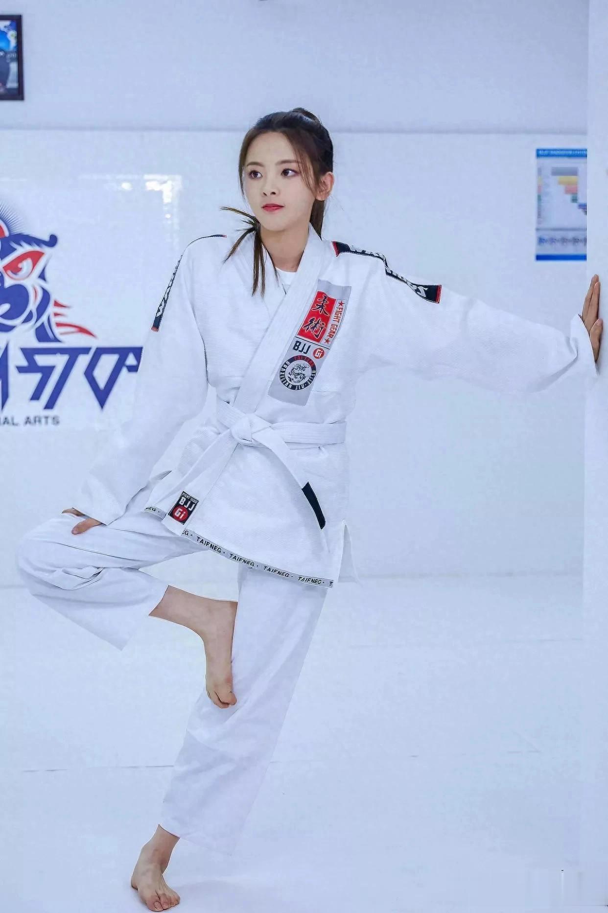 杨超越 魔鬼身材 大长腿把屏幕撑爆