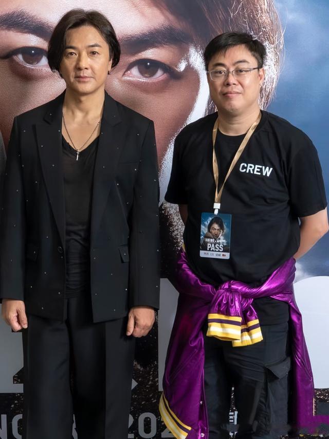 郑伊健在餐馆吃饭,头发稀疏满身“老人味”,49岁蒙嘉慧也发福!