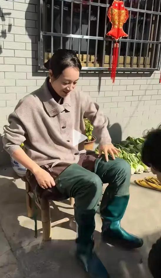 演员朱丹带女儿回娘家看望母亲 继父住2层民房 更多细节曝光