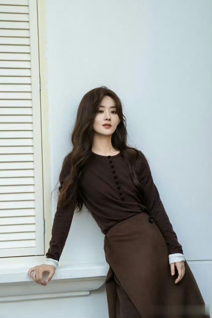 赵丽颖侧拍尽显温柔 秋季女友松弛感绝了