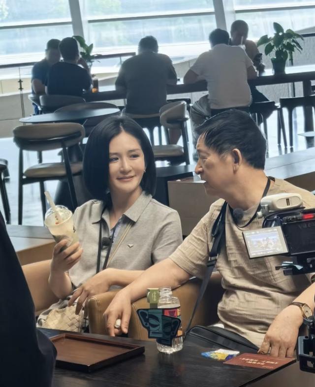 44岁谢娜给二爸过80大寿，大哥二哥罕露面摆十几桌，中华烟扔桌上