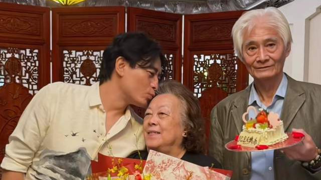 陈龙为父母庆祝“金婚”，花重金1.88万订套房，儿媳缺席惹争议