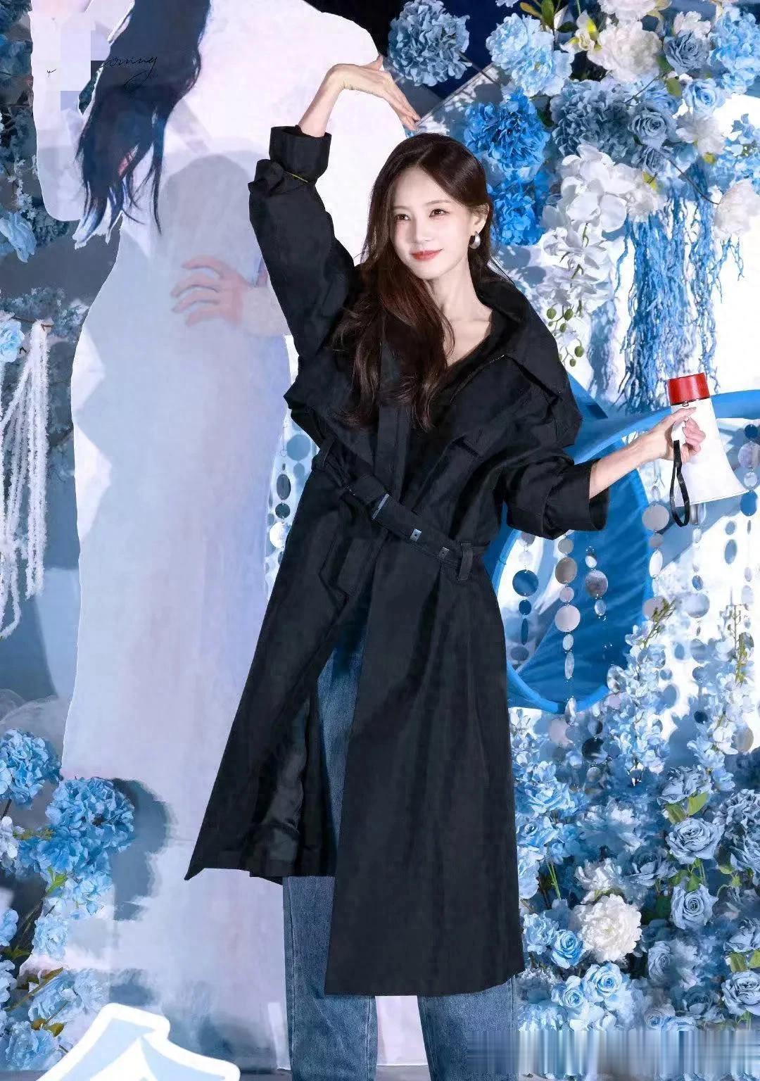 李一桐的气质真是出挑！穿黑色风衣+牛仔裤，简约又高级！