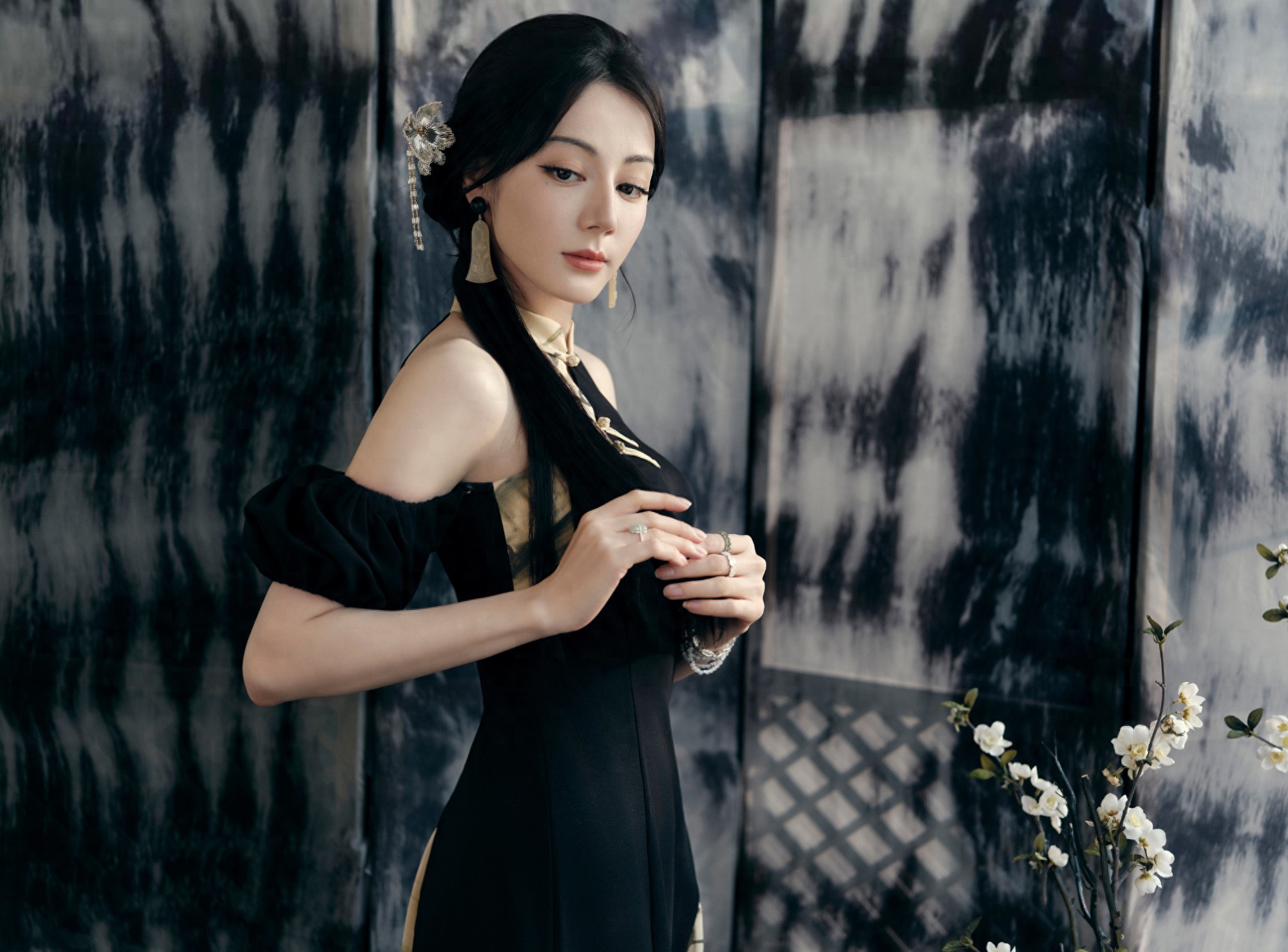 迪丽热巴将近2年没有新剧播出，网传《利剑·玫瑰》将定档